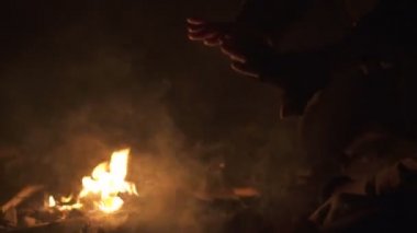 STALKER kurtulan asker ellerini yangın yanında ısınma bir kıyamet savaşı senaryosunda