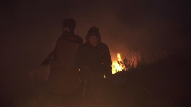 战士女孩和跟踪幸存者在启示录战争情景停留附近火的烟与步枪 — 图库视频影像