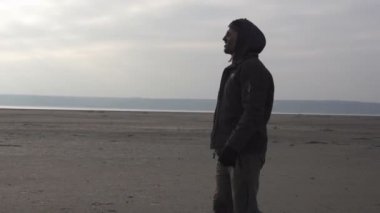 Wasteland içinde Shotgun ile tehlikeli zombi canavar. Korku Post apocalypce karakter kavramı, silahlı ve grasepainted varlık