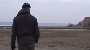 Bir kızgın mutamt canavar büyük pala ve Wasteland iplik kadar atar. Korku karakter kavramı, silahlı ve grasepainted varlığı