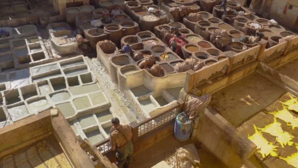 Fes, Fas, Afrika 'daki chouara Tanneries. Deri için renkli boya ile eski tanklar — Stok video