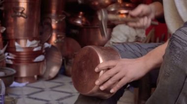 Geleneksel bir Cooper çanak, craftmans diz bir çekiç ile kovaladı. Fes, Fas, Kuzey Afrika