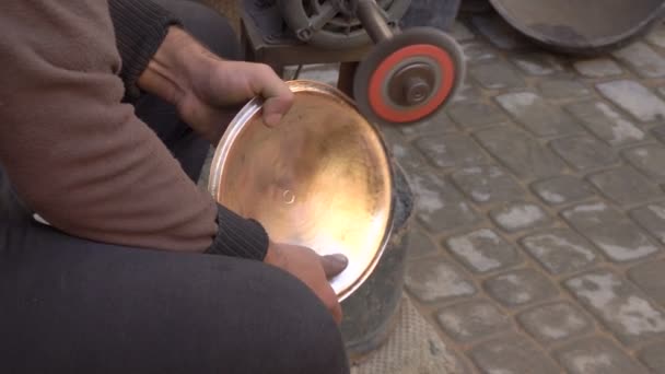 El İşçiliği pazarında bir zımpara ile geleneksel bir Cooper çanak şekillendirme. Fes, Fas, Kuzey Afrika — Stok video