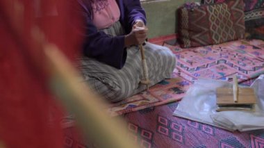 Dokuma makinesi-ev dokuma-geleneksel Fas halılar dokuma için kullanın. Arka tarafta odaklanma yün iplik yapma ev yapımı ve kadın için dokuma tezgahı.