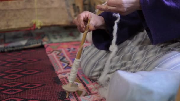クローズアップ織りマットと織機白い糸自家製.自宅でのスレッドの作成 — ストック動画