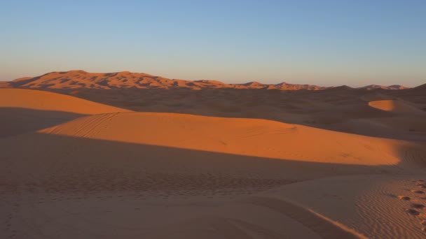 Naplemente Timelapse széles lövés a dunes az Erg Chebbi sivatagi naplemente, Marokkó — Stock videók
