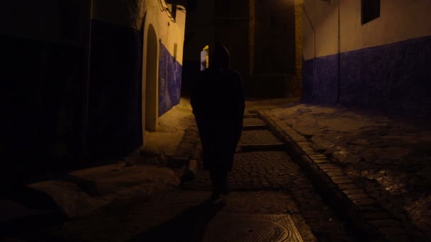 Hombre en Djellaba tradicional marroquí caminando por la calle de Rabat Kasbah, la capital de Marruecos — Vídeos de Stock