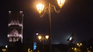 , Morocco, Rabat, fener ve bayraklar ile meydandan Hassan kule gece görünümü. Kral Hassan II mozolesine bakan tamamlanmamış cami minaresi. Afrika 'daki en büyük uygarlık kalıntıları