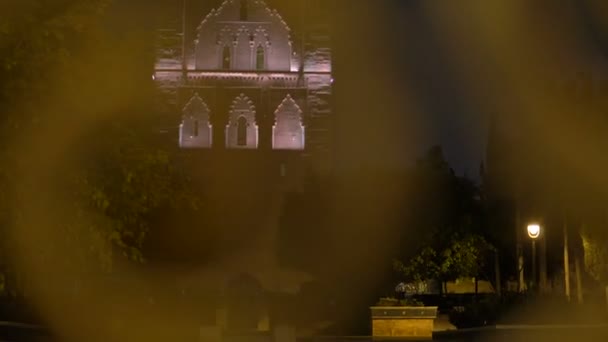 Diapositiva disparada a través de las Puertas Doradas en la Torre Hassan Nocturna en Rabat, Marruecos. Minarete de mezquita inacabado con vistas al Mausoleo Rey Hassan II. Restos de la civilización antigua más grande de África — Vídeos de Stock