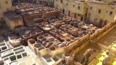 Fes, Fas, Afrika 'daki chouara Tanneries. Deri için renkli boya ile eski tanklar