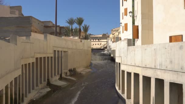 Río en Fez Fluyendo hacia la famosa curtiduría Chouwara de la antigua Medina. Marruecos . — Vídeos de Stock
