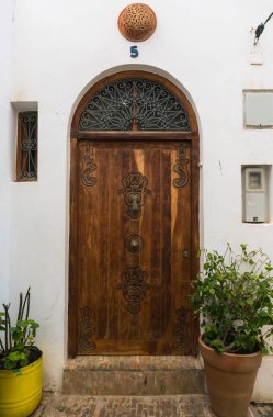 Essaouira Şehir, Fas sokakta ahşap eski tarihi kapı