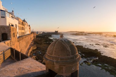 Atlantik Okyanusu kıyısında Fas Essaouira üzerinde Fort sahil manzaralı günbatımı