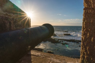 eski tarihi Portekizce ağır klasik metal toplar bir kale Sunset zaman sahil manzaralı Fas Essaouira üzerinde Fort Atlantik Okyanusu sahilinde