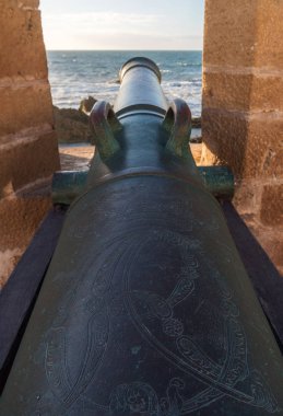 eski tarihi Portekizce ağır klasik metal toplar bir kale Sunset zaman sahil manzaralı Fas Essaouira üzerinde Fort Atlantik Okyanusu sahilinde