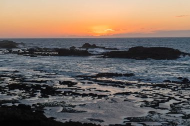 Fas Atlantik Okyanusu kayalar üzerinde Alacakaranlık günbatımı