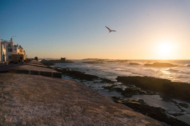 Atlantik Okyanusu kıyısında Fas Essaouira üzerinde Fort sahil manzaralı günbatımı