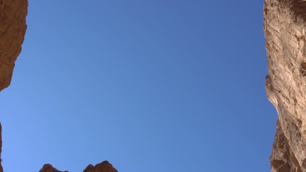 Panorama vertical descendant par la gorge de Todgha, un canyon dans les montagnes du Haut Atlas au Maroc, près de la ville de Tinerhir . — Video