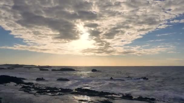 Мальовниче небо над океанськими хвилями біля скелястого узбережжя Атлантичного океану на час заходу сонця і відливи низької припливу — стокове відео