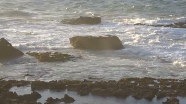 Ondas marinhas pitorescas perto da costa rochosa do Oceano Atlântico ao pôr-do-sol e maré baixa Ebb — Vídeo de Stock