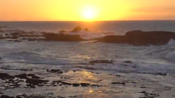 Ciel pittoresque Au-dessus des vagues de l'océan près de la côte rocheuse de l'océan Atlantique au coucher du soleil et à marée basse Ebb — Video
