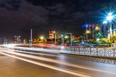 Gece yolu ve araba ışıkları uzun pozlama çekim Rabat, Fas başkenti Hassan kule arka planda ile Izler