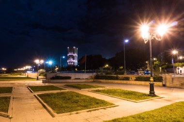 , Morocco, Rabat, fener ve bayraklar ile meydandan Hassan kule gece görünümü. Kral Hassan II mozolesine bakan tamamlanmamış cami minaresi. Afrika 'daki en büyük uygarlık kalıntıları