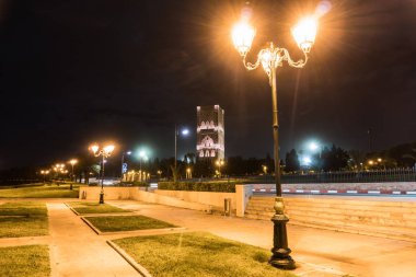 , Morocco, Rabat, fener ve bayraklar ile meydandan Hassan kule gece görünümü. Kral Hassan II mozolesine bakan tamamlanmamış cami minaresi. Afrika 'daki en büyük uygarlık kalıntıları