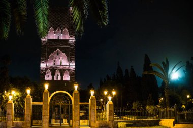 Rabat, Fas gece Hassan kule görünümü. Kral Hassan II mozolesine bakan tamamlanmamış cami minaresi. Afrika 'daki en büyük uygarlık kalıntıları