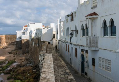 Landmark Asilah-Atlantik Okyanusu sörf ve deniz kenarı beyaz evler ile eski şehir duvarı. Asilah, Fas