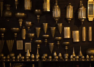 Fas 'ta bronz fener başyapıtları. Güzel bronz kreasyonlar bir paket Fes Medina, Fas içinde gösterdi.