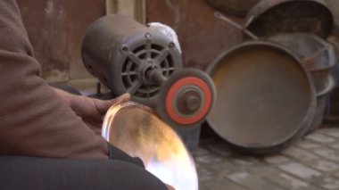 El İşçiliği pazarında bir zımpara ile geleneksel bir Cooper çanak şekillendirme. Fes, Fas, Kuzey Afrika