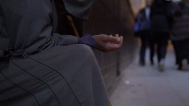 Djellaba sopa ile zavallı yaşlı adam Fes, Fas cami yakın sokakta gergin el ile dotation için yalvarıyor. Dilenci, ALMS, yoksulluk