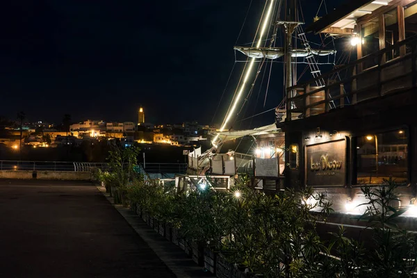 RABAT, MOROCCO - JAN 2019: Вид на Kasbah Udayas в Рабате с большим рестораном Seal Ship на переднем плане — стоковое фото