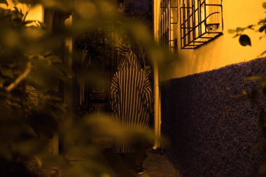 Fas 'ta Atlantik kıyısında, Asilah Medina sokakta yürüyüş geleneksel Fas djellaba adam