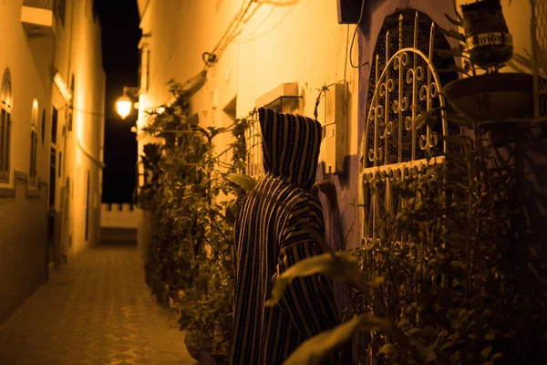 Ο άνθρωπος στο παραδοσιακό μαροκινό αμπέχωνο περπατάει στο δρόμο της Asilah Medina, στην ακτή του Ατλαντικού στο Μαρόκο — Φωτογραφία Αρχείου