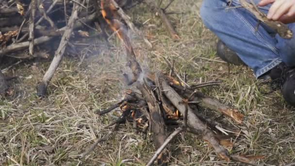Tangan manusia Membuat api unggun pada awal musim semi atau alam musim gugur — Stok Video