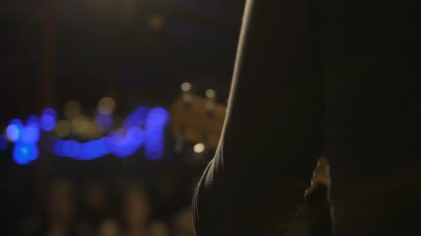 Κιθαρίστας μπροστά στη δημόσια παράσταση σε μια σκηνή με ακουστική κιθάρα — Αρχείο Βίντεο