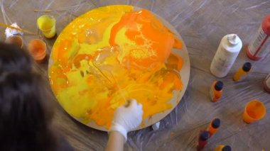 Sanat terapisi oturumunda kız boyama. Akrilik boyalar parlak renklerle sanatçılar ruh hali bağlı yuvarlak tuval üzerinde boyama