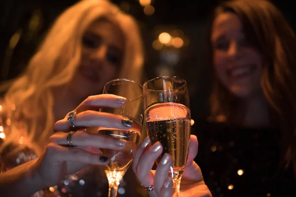 Piękne kaukaski dziewczyny piją szampan na imprezie w klubie nocnym — Zdjęcie stockowe
