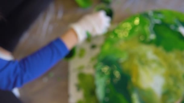 Close-up shot van een helder schilderij op Art Therapy sessie. Acrylverf schilderij op ronde canvas in felle kleuren, afhankelijk van de artiesten Mood — Stockvideo