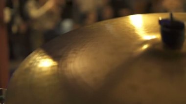 Davul kiti Cymbal üzerinde kalabalık Hall ön izleyici içinde stahe