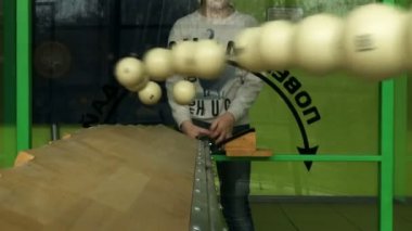 Kız Turn raf kurulu ve başlar fizik Bilim Müzesi showroom Bilardo topları üzerinde sarkaç etkisi