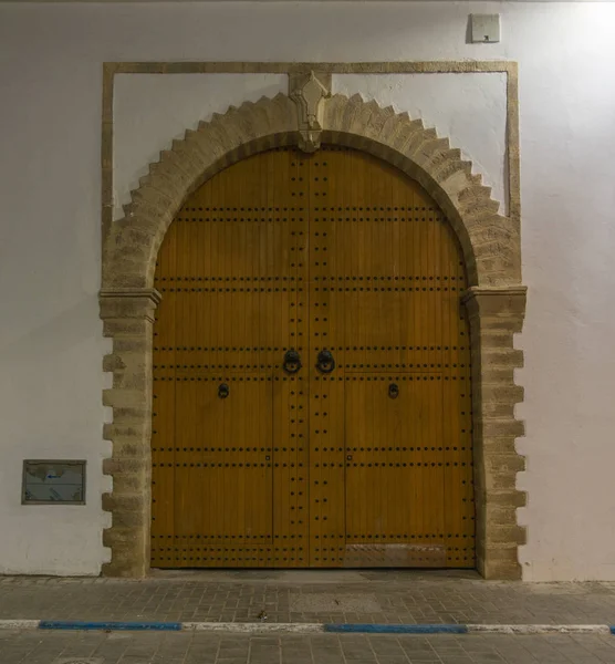 Antiguo gran puerta histórica de madera en la calle de la ciudad de Essaouira, Marruecos — Foto de Stock