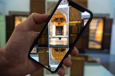 Akıllı telefon Fas mimarisi geleneksel Arap tasarımı üzerine sürülüp-zengin Riyad dar si Said mozaik iç