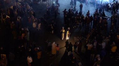 Fas - Marakeş Jan 2019: Gece Djemaa el Fna Meydanı ve Marrakesh medina çeyrek Pazar yerinde bir bakış. Sokak Berber Performanse geleneksel aşınmaya