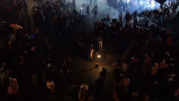 모로코-마라 케시 1 월 2019: 야경 Djemaa 엘 Fna, 광장 및 마라 케시 메디 나 분기에 시장 장소. 전통적인 착용에 거리 베르베르 Performanse — 비디오