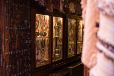 Fas çarşı sokakta geleneksel Maghreb Dokuma Halılar, marakesh