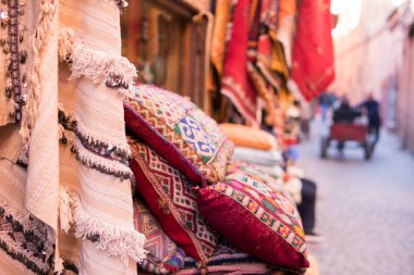 Fas çarşı sokakta geleneksel Maghreb Dokuma Halılar, marakesh