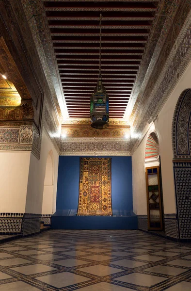 Marrakesh, Marokko-20 januari: Marokkaanse architectuur traditionele Arabische design-rijke Riyad Dar Si Said mozaïek interieur — Stockfoto